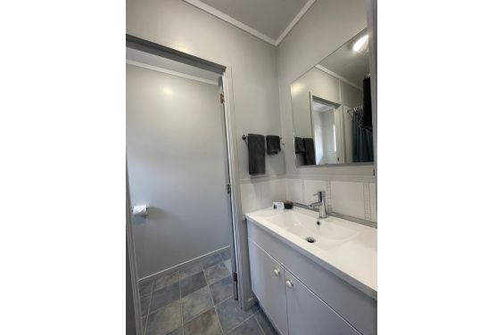 Large Studio Unit bathroom
